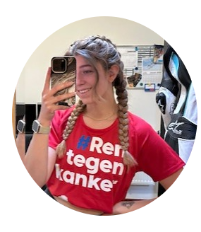 Nadeche rent tegen kanker tijdens de ASML Marathon Eindhoven. Ze rent voor haar moeder Gwendolynn