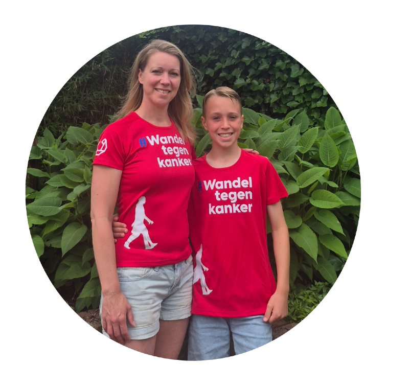 Finn en zijn moeder Kris wandelen tegen kanker tijdens de Nijmeegse Vierdaagse voor KWF